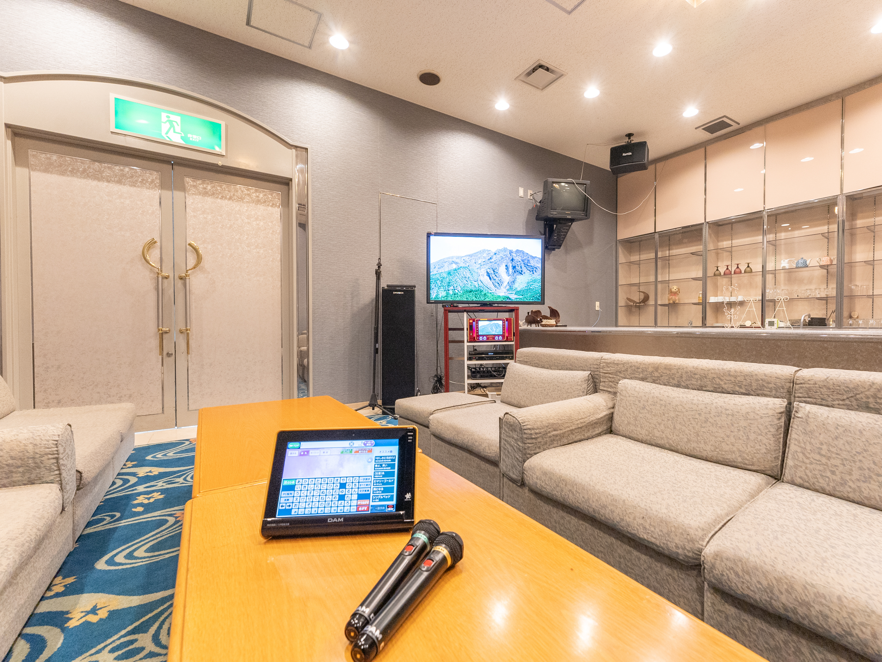 ［カラオケ］10：00～22：00（最終受付21：00）　ご利用料金　500円/1h