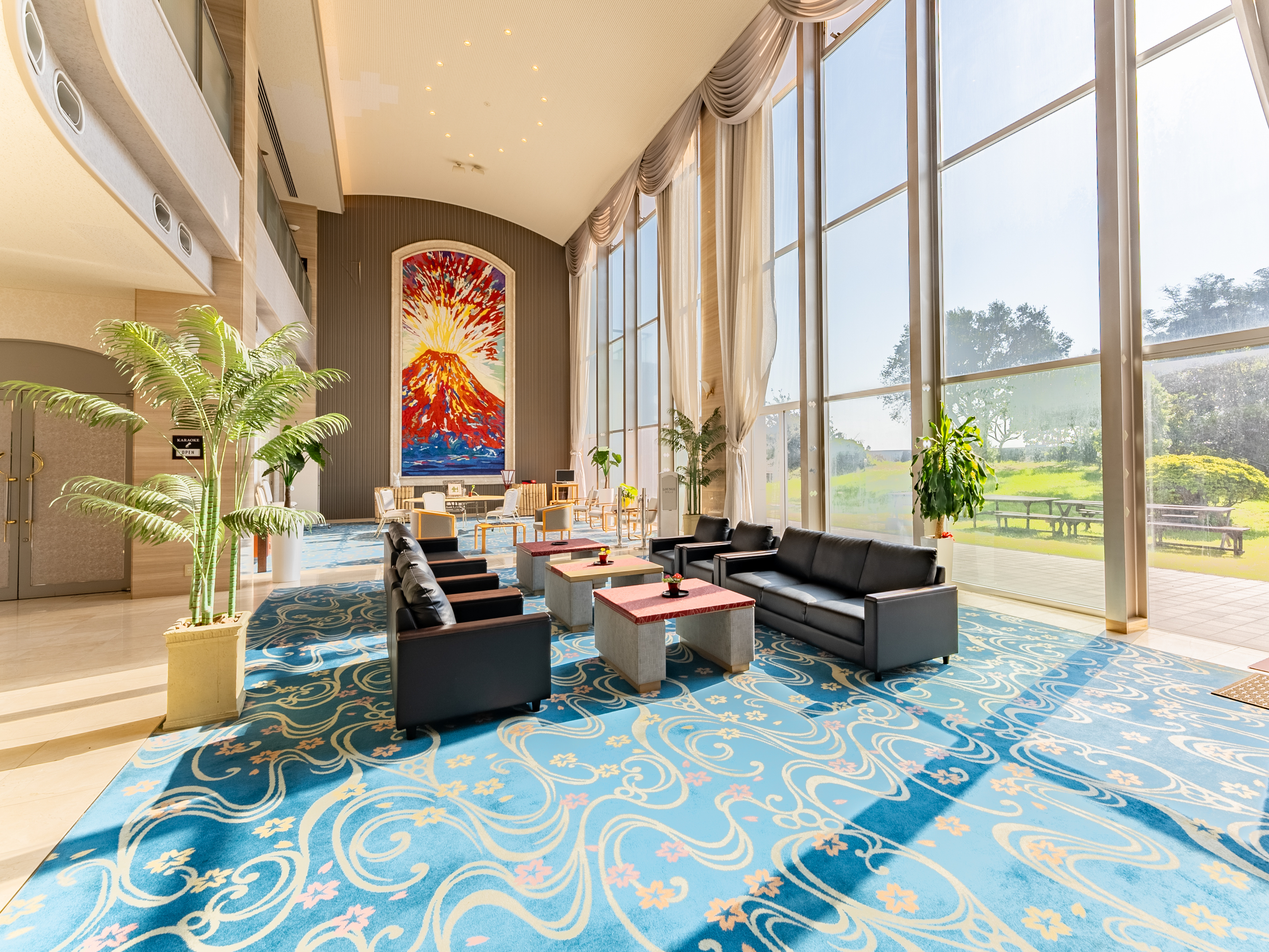 ［ロビー］　桜島の歴史が息づく吹き抜け天井が印象的なロビーと共に旅の一頁がはじまります。