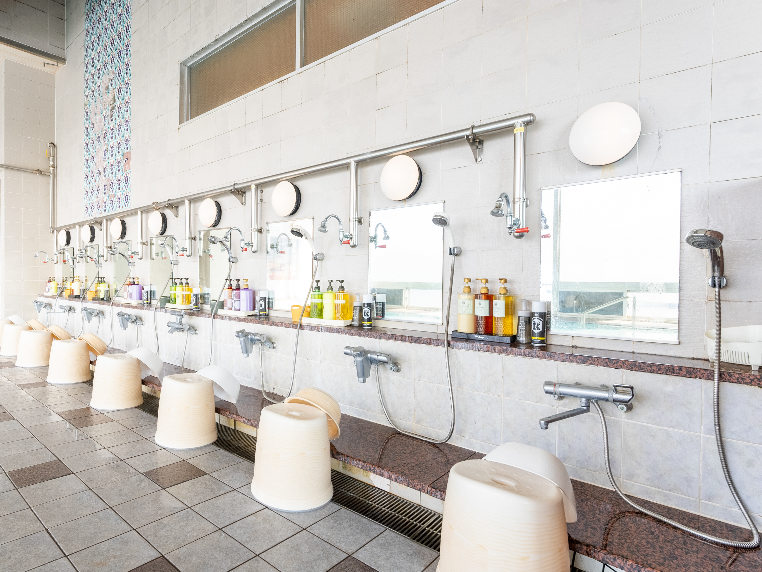 ［大浴場　桜島］開放的な大窓からは錦江湾・桜島を望むことができます