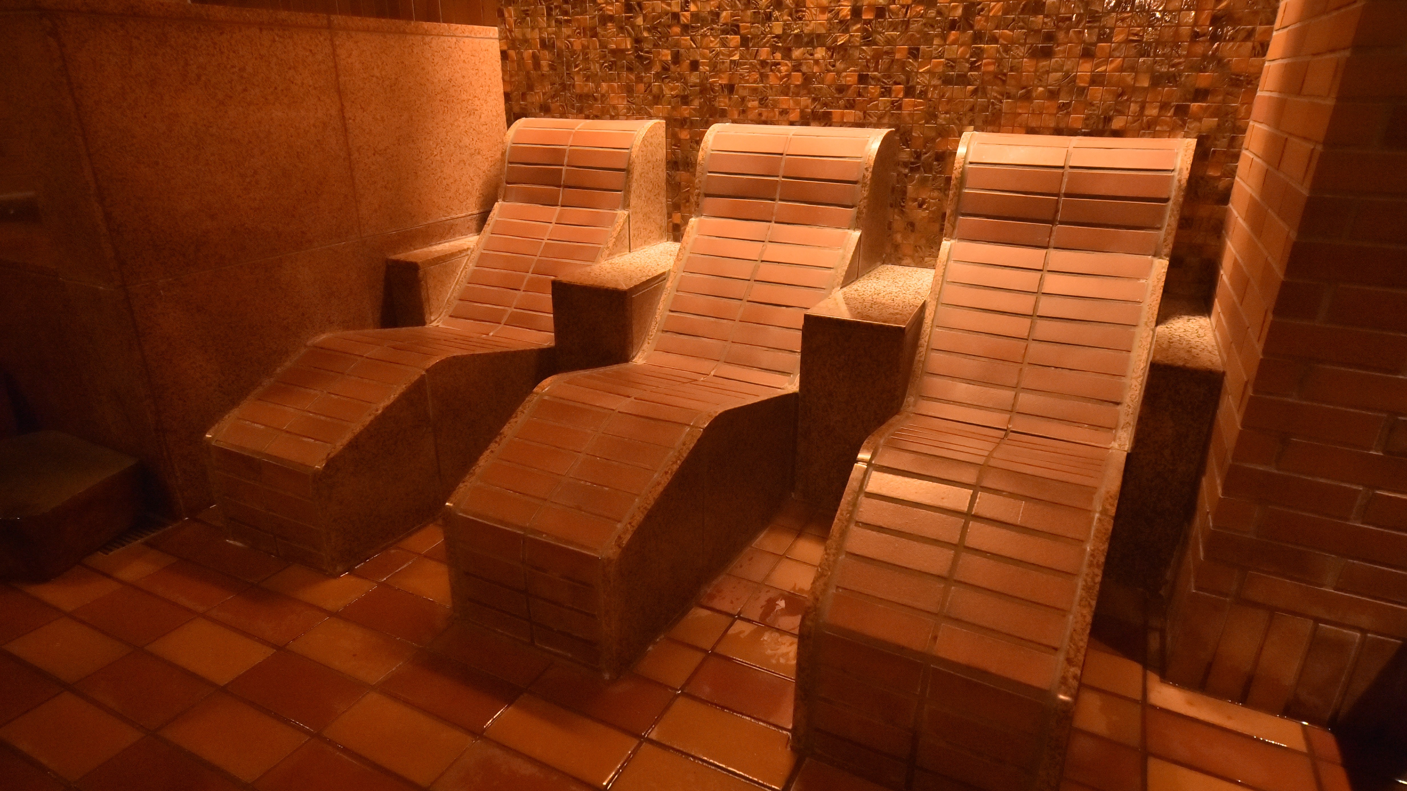 天然温泉【灯の湯】（営業時間15:00～翌10:00）