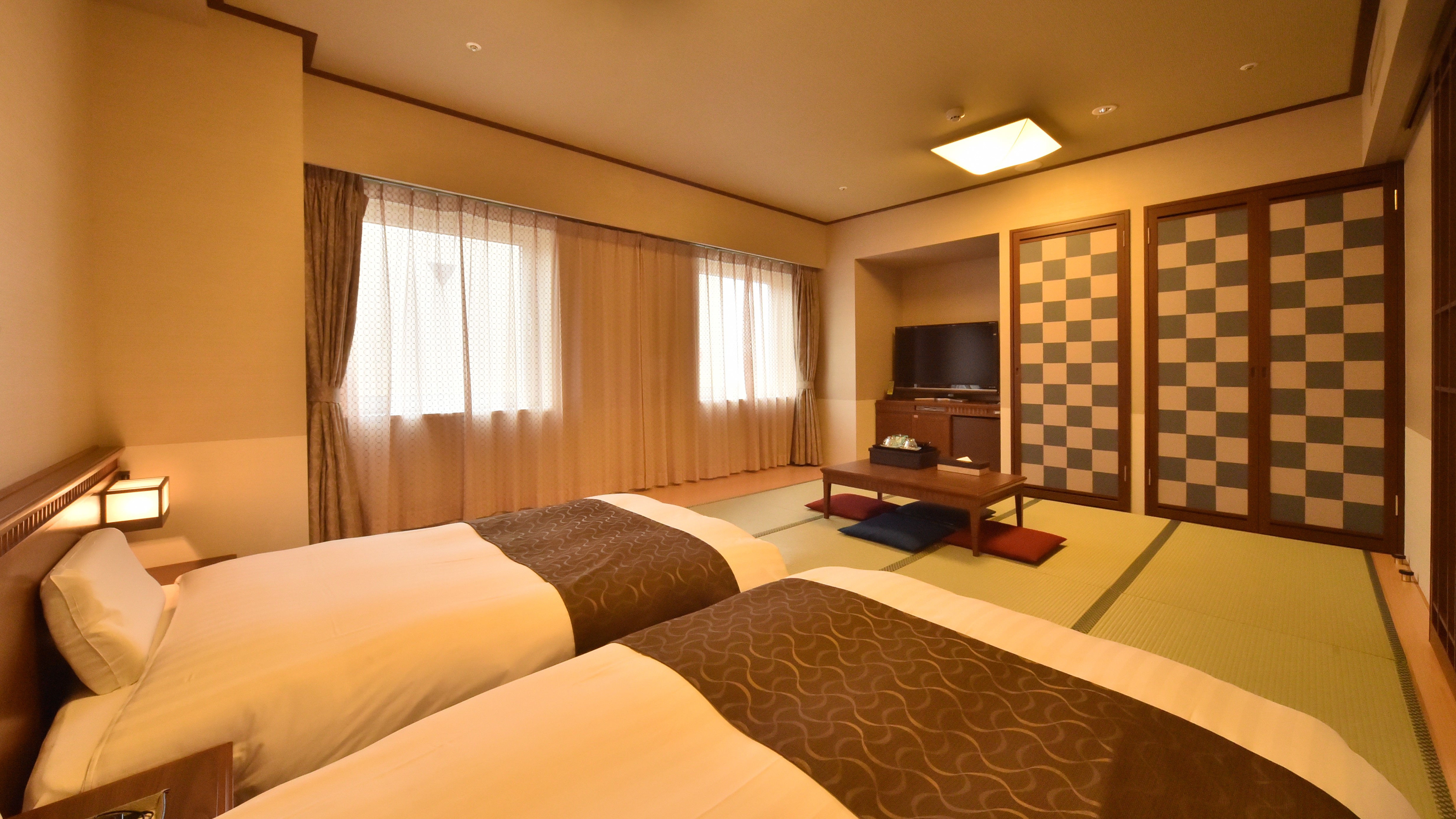 【和室】ベッドサイズ100&times;200㎝（2台）、約36㎡