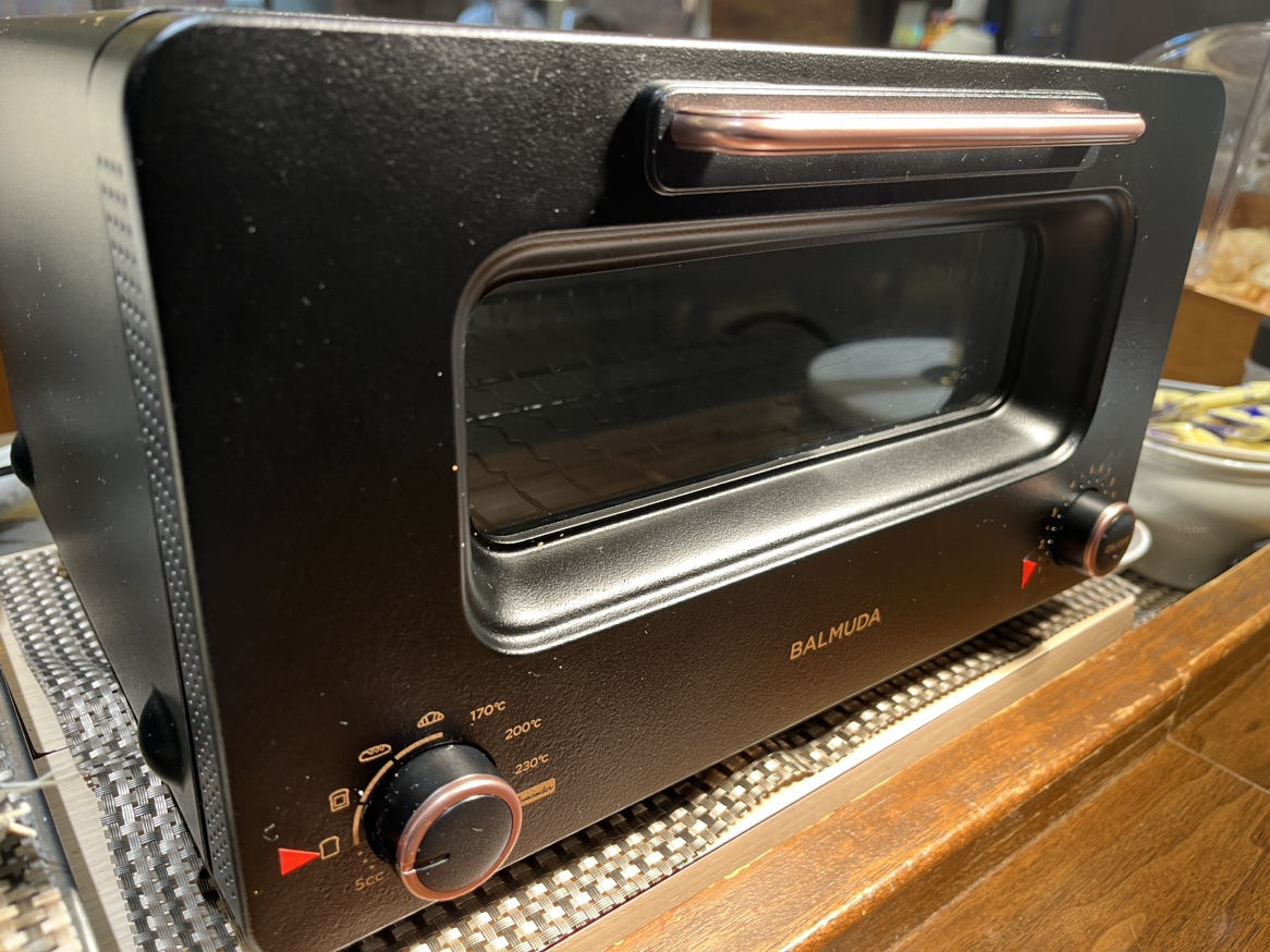 【朝食】最新トースターの「BALMUDA The Toaster Pro」完備！