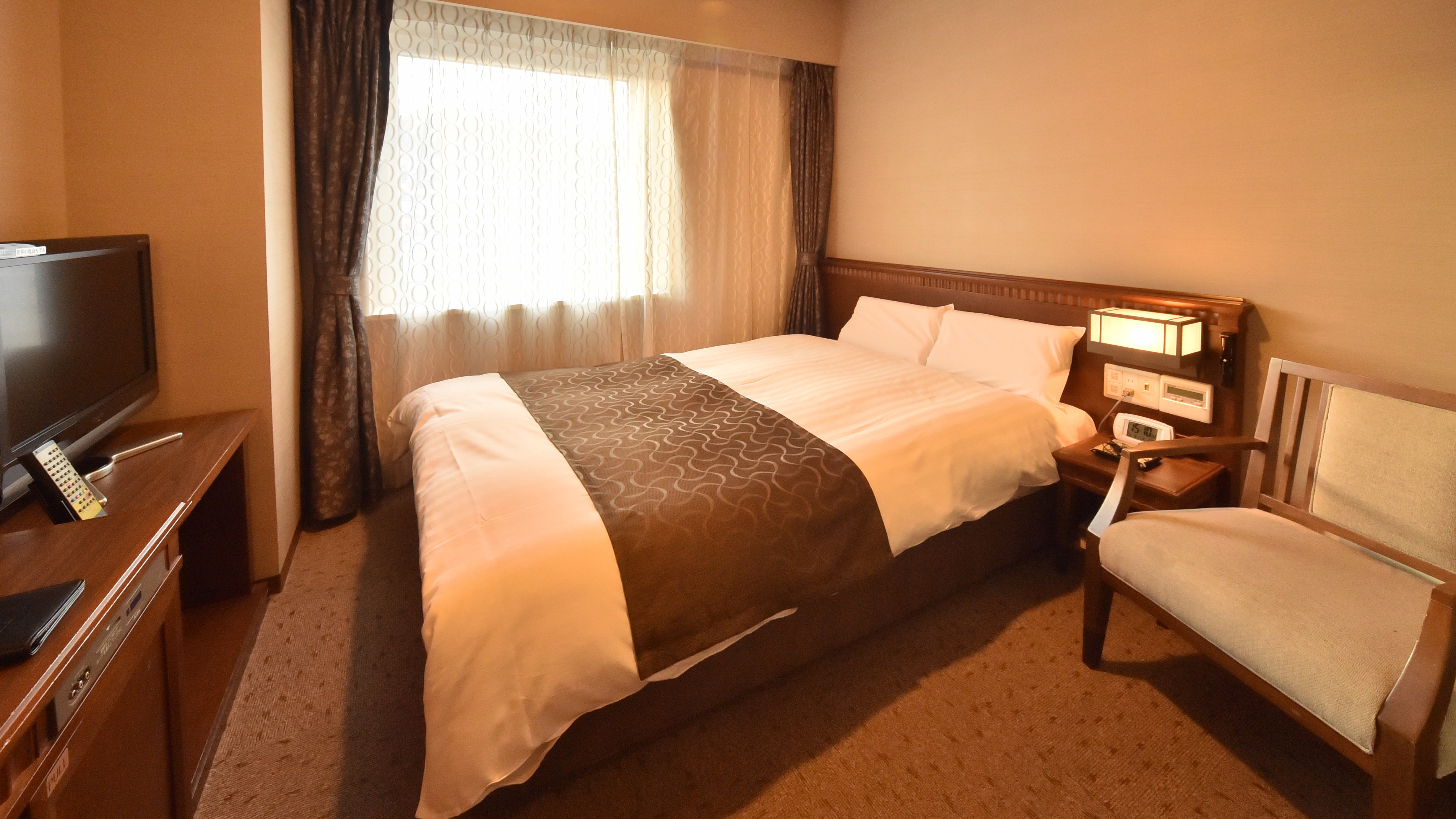 【ダブルルーム】ベッドサイズ140&times;200㎝、約15㎡