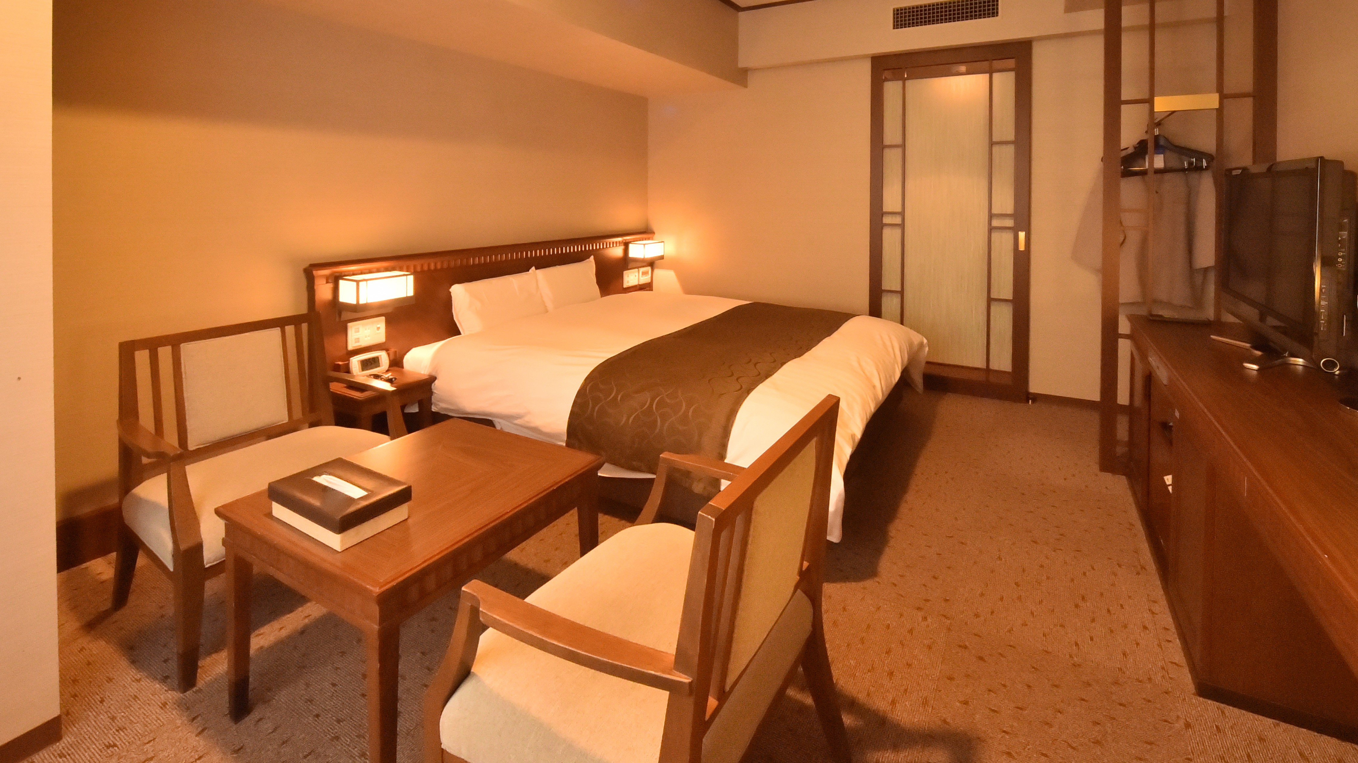 【クイーンルーム】ベッドサイズ160&times;200㎝、約21㎡