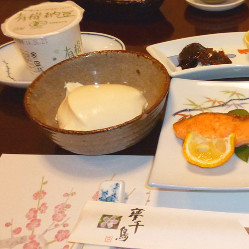 [Breakfast example] A Japanese set meal for breakfast. Freshly made tofu is gentle on the stomach and intestines when you first wake up.