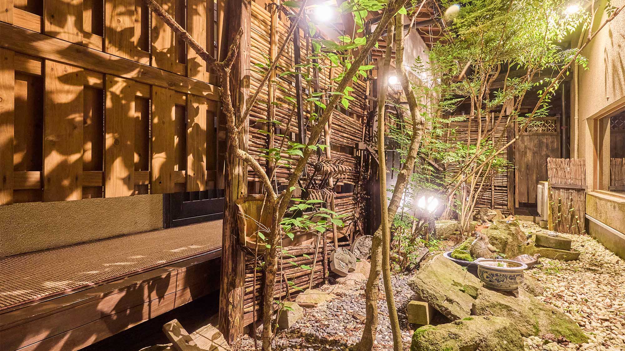 ・【館内】和の趣溢れる庭園で、静けさと癒やしに包まれる空間