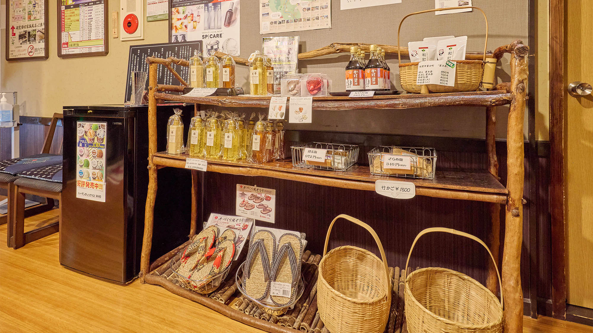 ・【館内】温もり感じる和雑貨と特産品が揃えた小さなお土産コーナーです