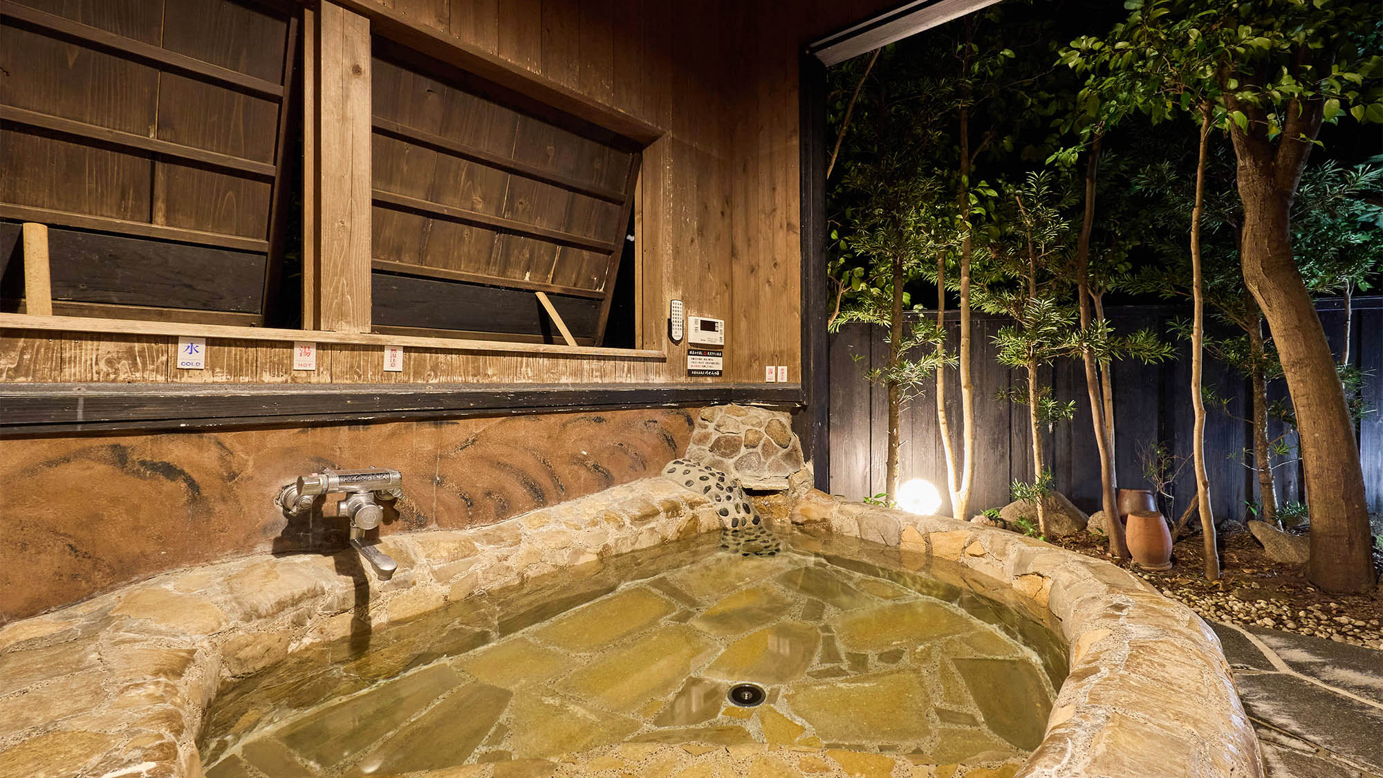 ・【家族風呂／川せみの湯】1200年以上の歴史がある熊の川温泉を天然温泉かけ流しでお楽しみください