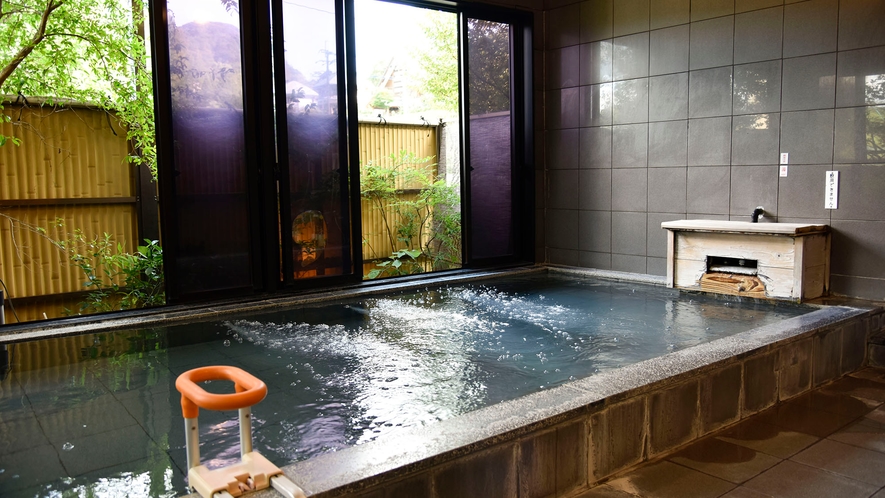 ・【女湯／つるの湯】開放感がある広い湯船の大浴場。温泉を満喫するのにぴったりです