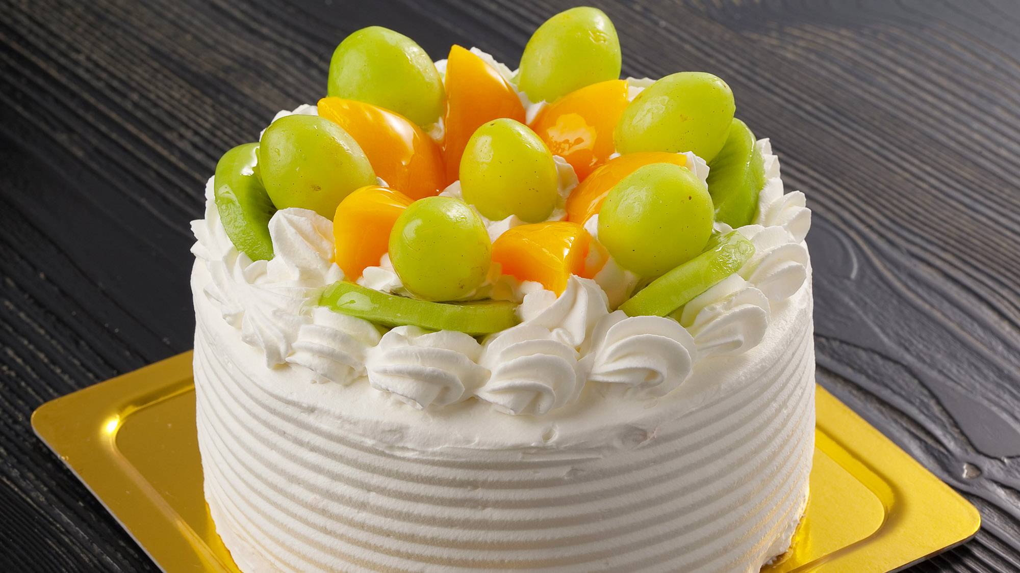 ・【アニバーサリー】大切な方のお祝いにフルーツをふんだんに使用したケーキをどうぞ♪