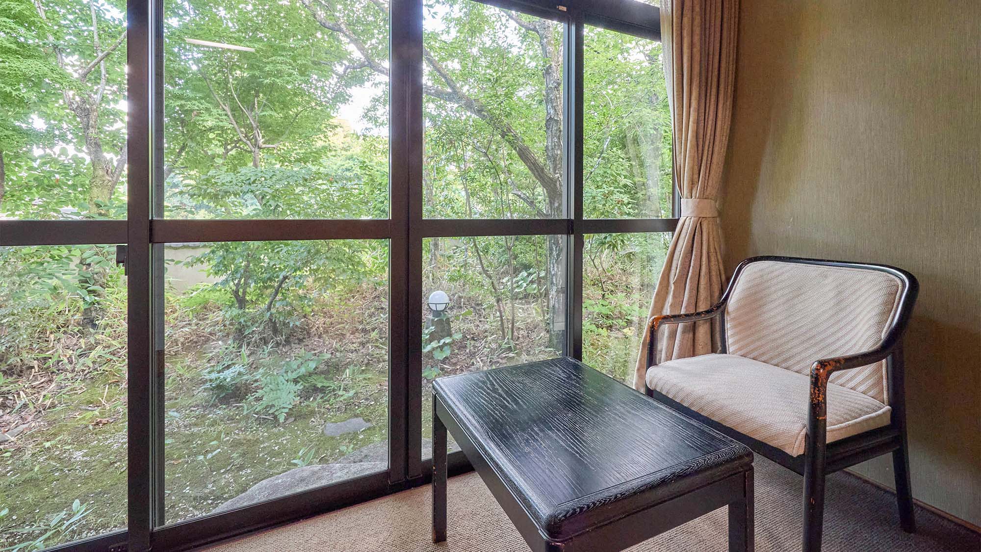 ・【花みずき／もみじ／さくら】広縁からは自然の息吹を感じられます