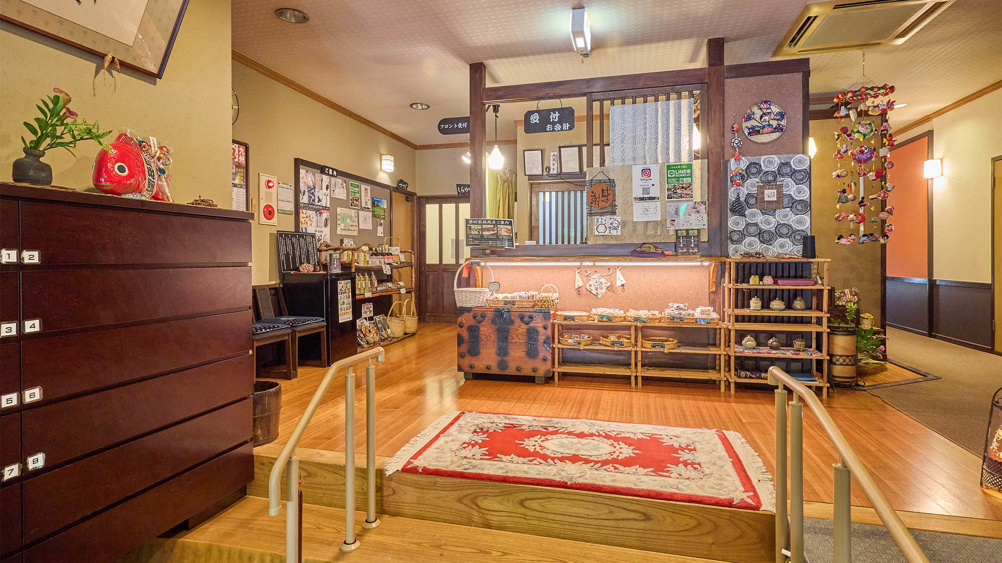 ・【館内】入り口のフロントです。受付の前ではパティシエ手作りの焼き菓子を販売しています