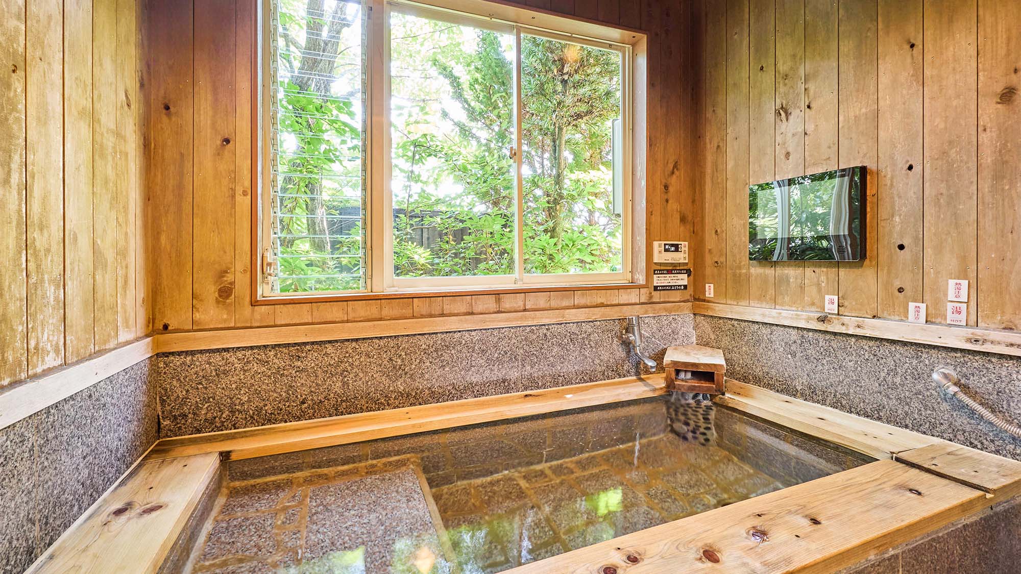 ・【家族風呂／山どりの湯】プライベートに温泉を満喫できる貸切ひのき風呂です