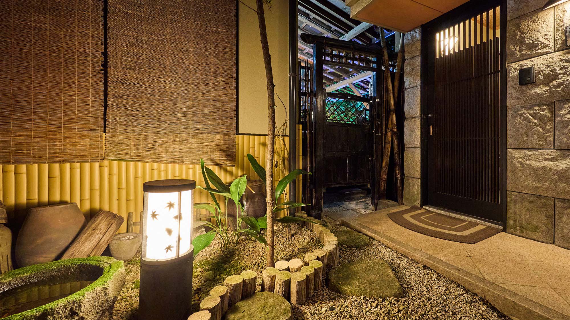 ・【館内】和の趣を感じる灯りと緑が、心安らぐ時間を演出します