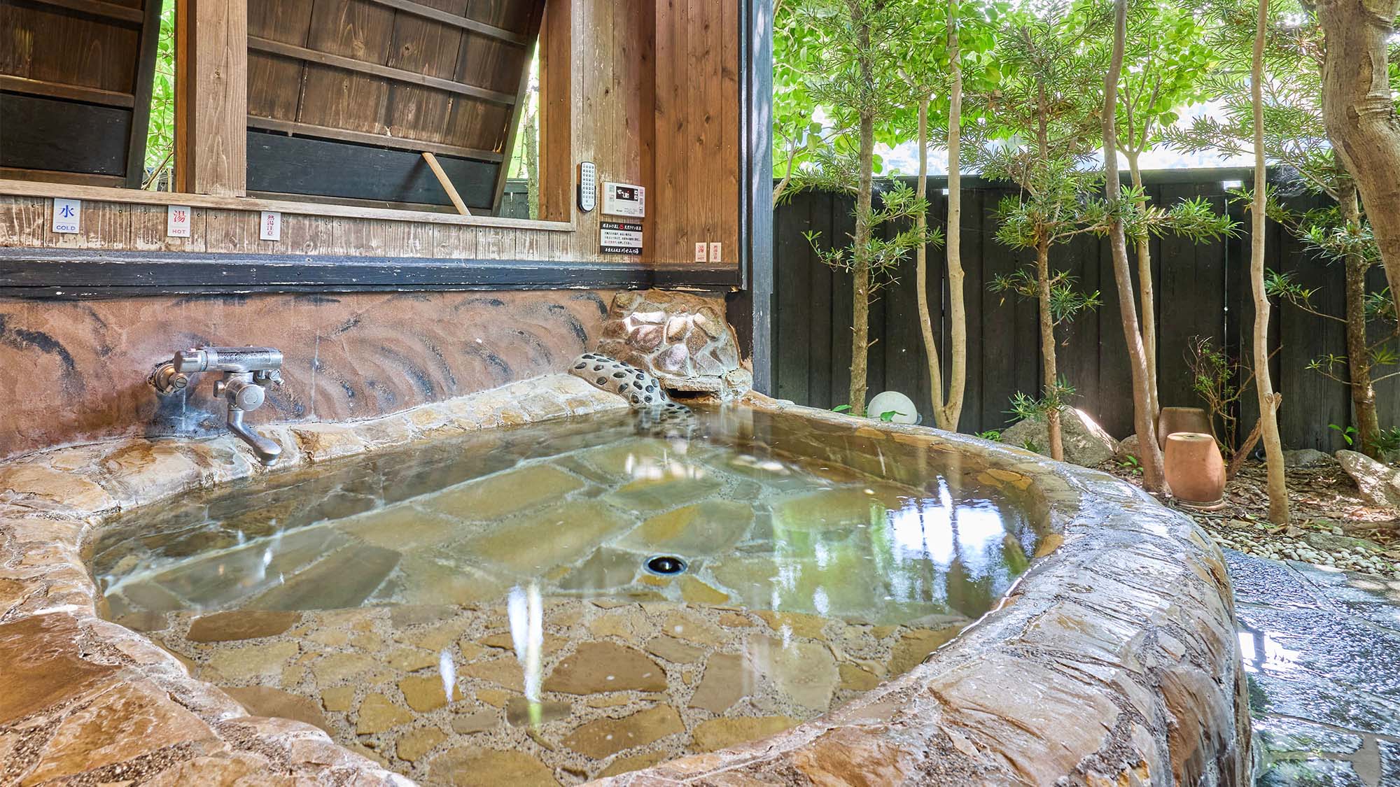 ・【家族風呂／川せみの湯】季節の移ろいで表情を変える自然を感じながら癒しのひと時を