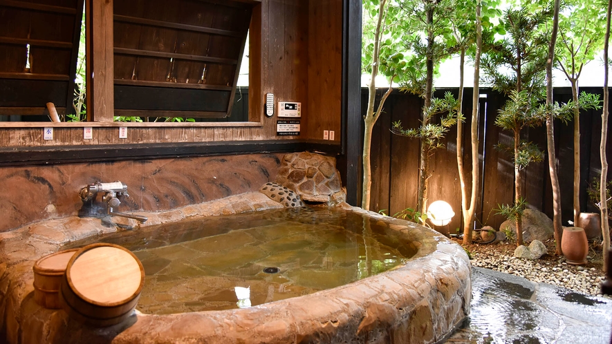 ・【家族風呂／川せみの湯】半露天石風呂からは山が見え、耳を澄ませば鳥の声が聴こえることも