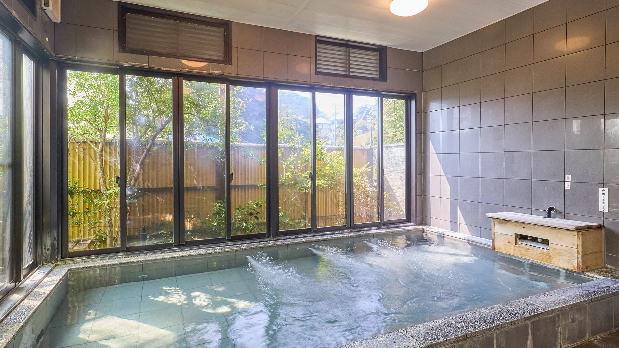 ・【女湯／つるの湯】開放感がある広い湯船の大浴場。温泉を満喫するのにぴったりです