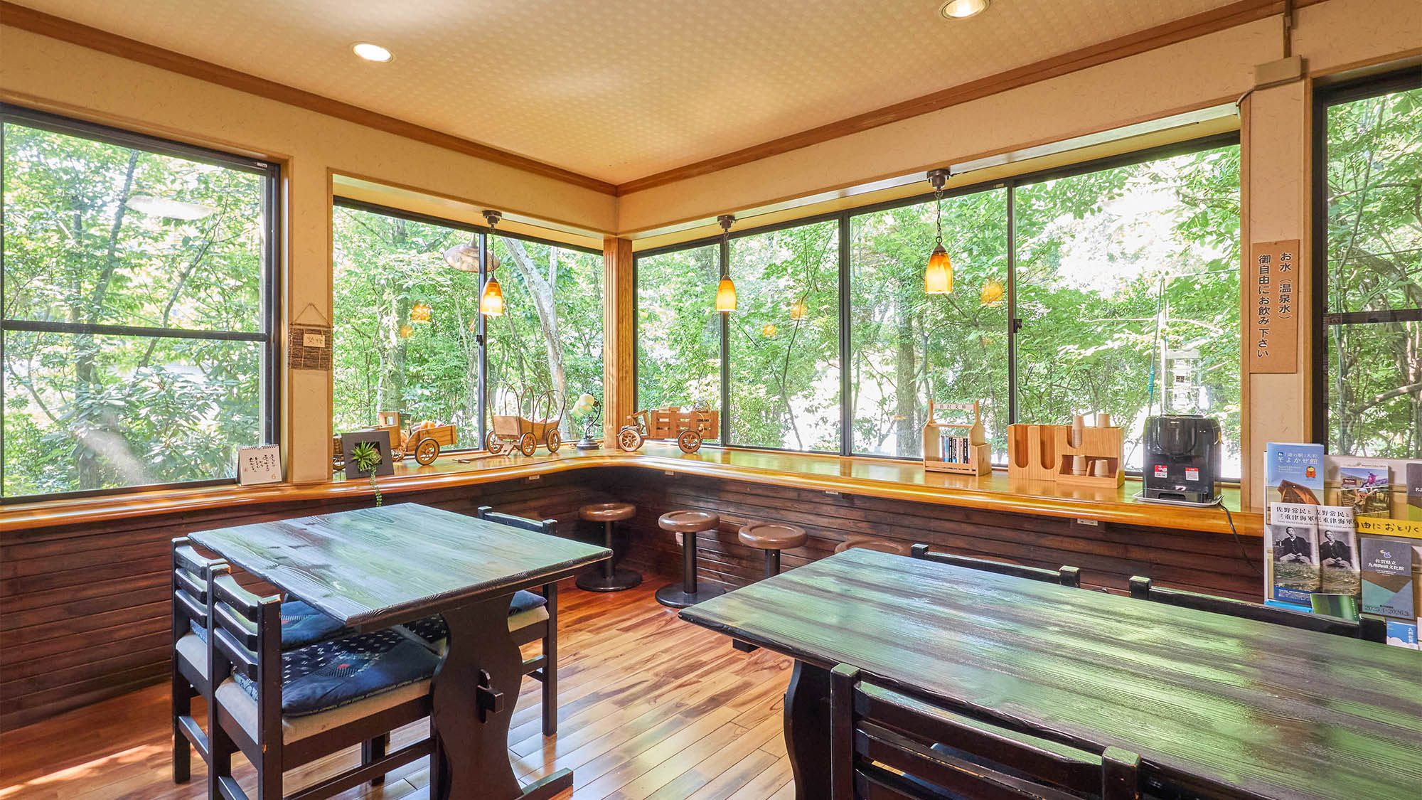 ・【喫茶】カウンター席でお庭を眺めながらアフタヌーンティーはいかがでしょうか