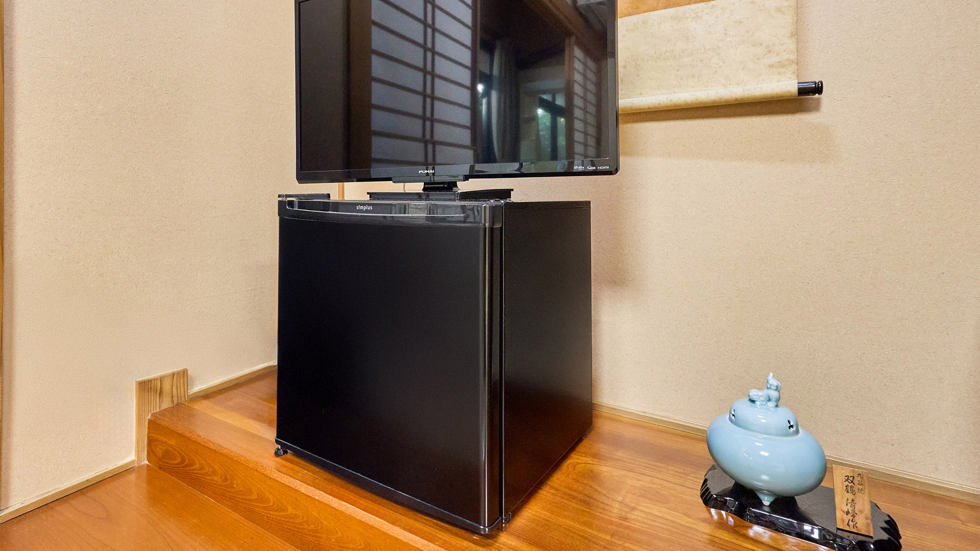 ・【客室】全部屋にテレビと小型の冷蔵庫をご用意しています