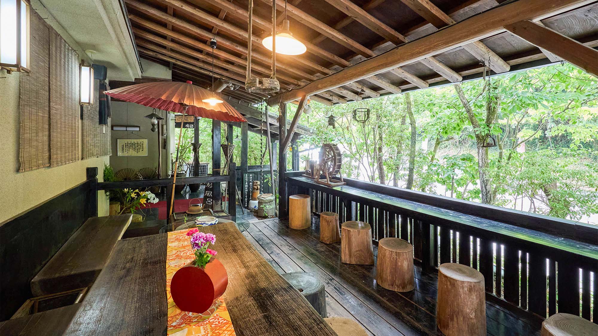 ・【館内】緑あふれる縁側で、和の趣と静寂を楽しめる癒しの空間