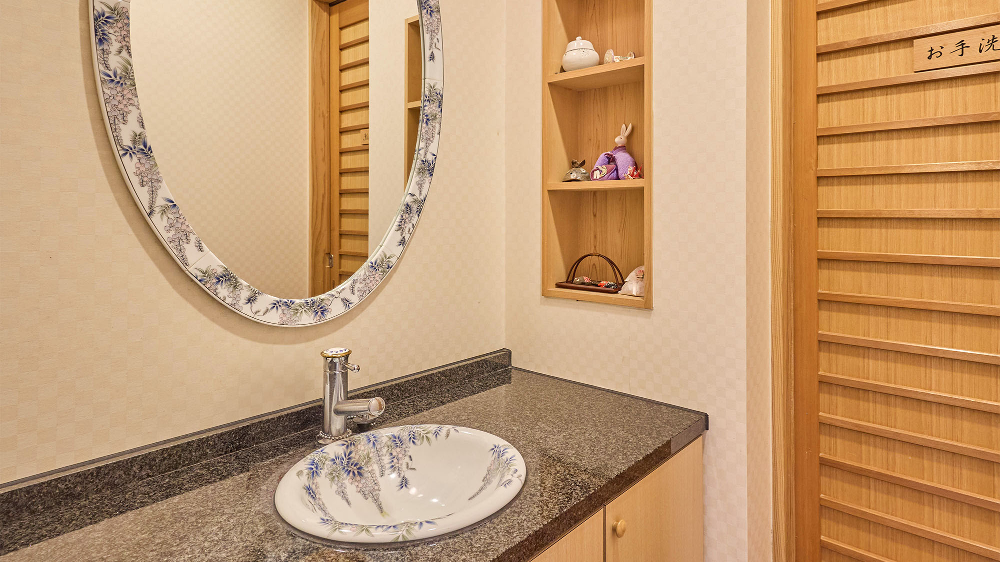 ・【離れ おくちどり】優雅さ漂う、清潔で心安らぐ洗面スペース