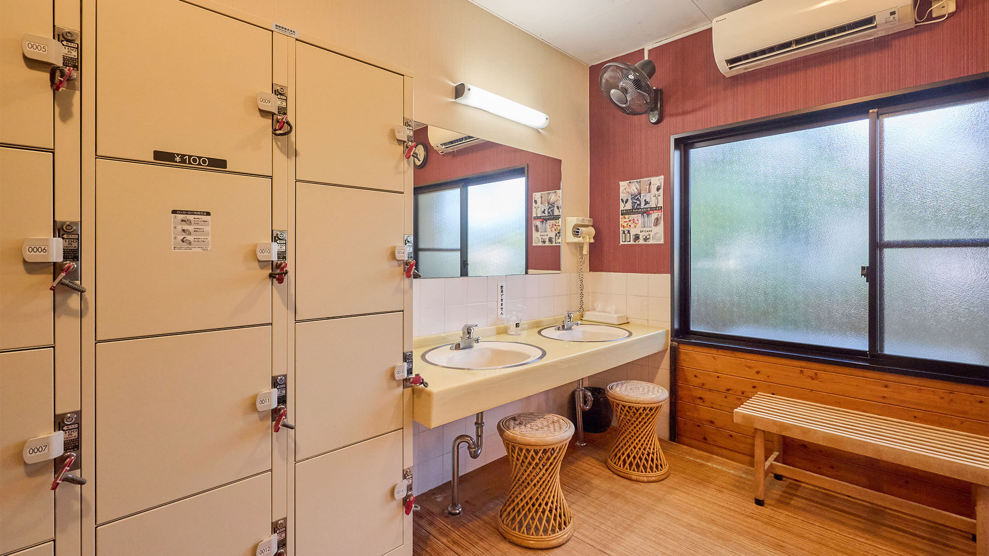 ・【女湯／つるの湯】脱衣所には鍵付きのロッカーを設置しています