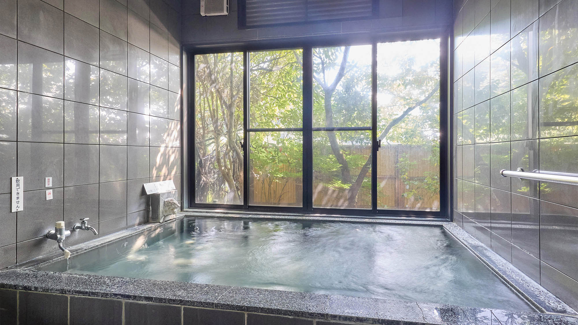 ・【男湯／うずらの湯】ぬる湯と呼ばれる温泉。日々の疲れのリフレッシュにいかがでしょうか