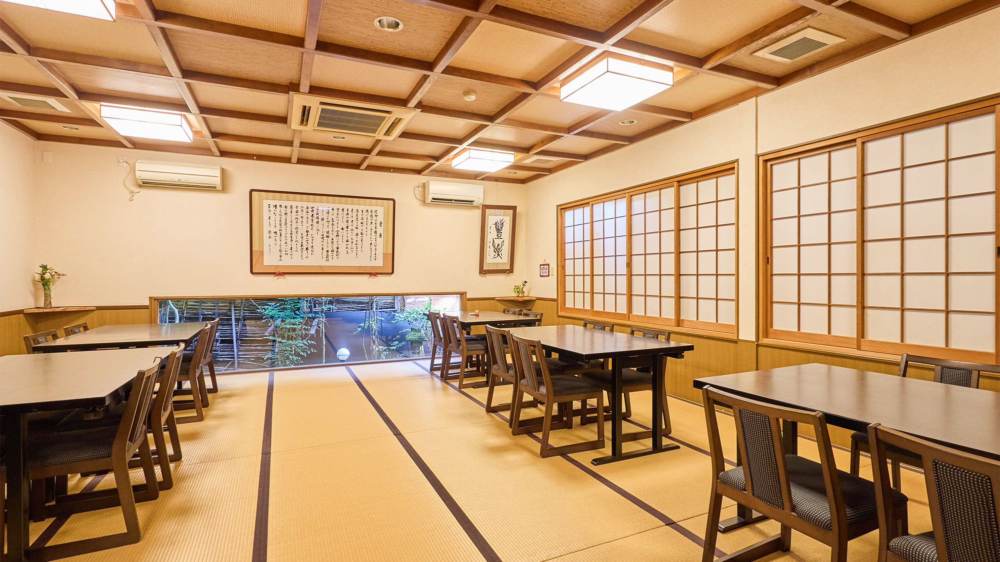 ・【お食事処】椅子席ですので足を伸ばしてゆっくりとお食事をお楽しみ頂けます