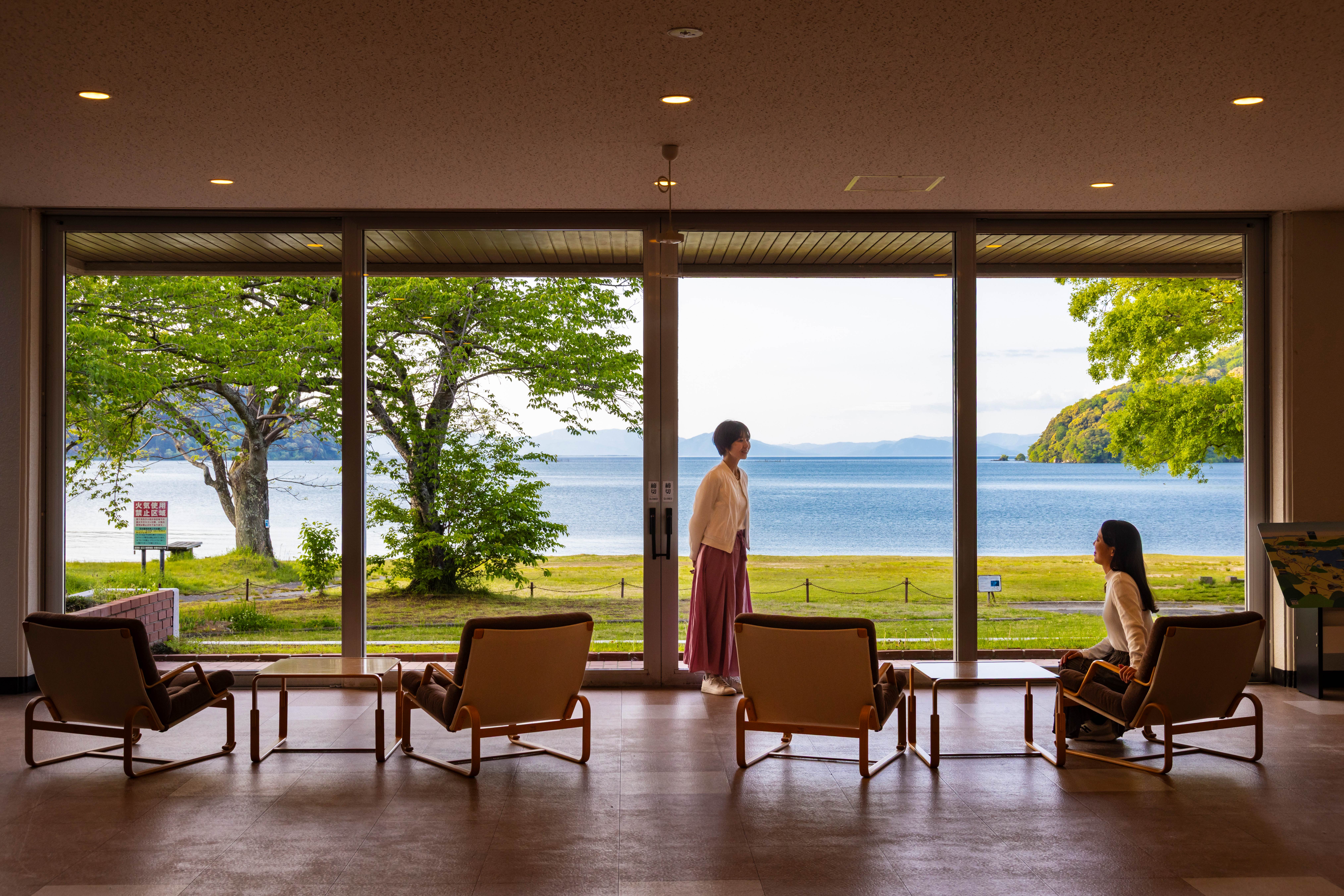 休暇村近江八幡　西館ロビーから琵琶湖を眺める