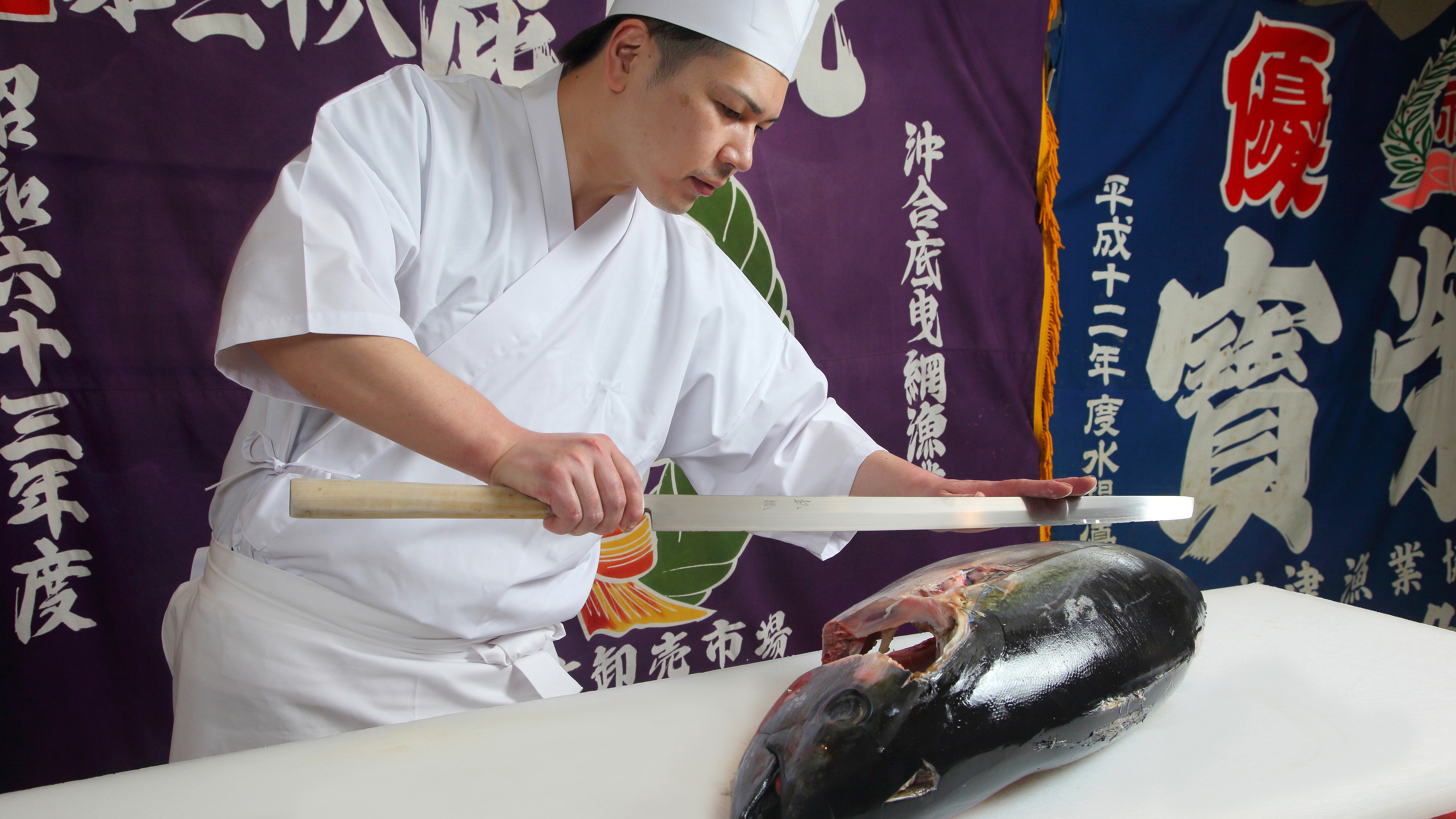 夕食バイキング　鮪解体ショー