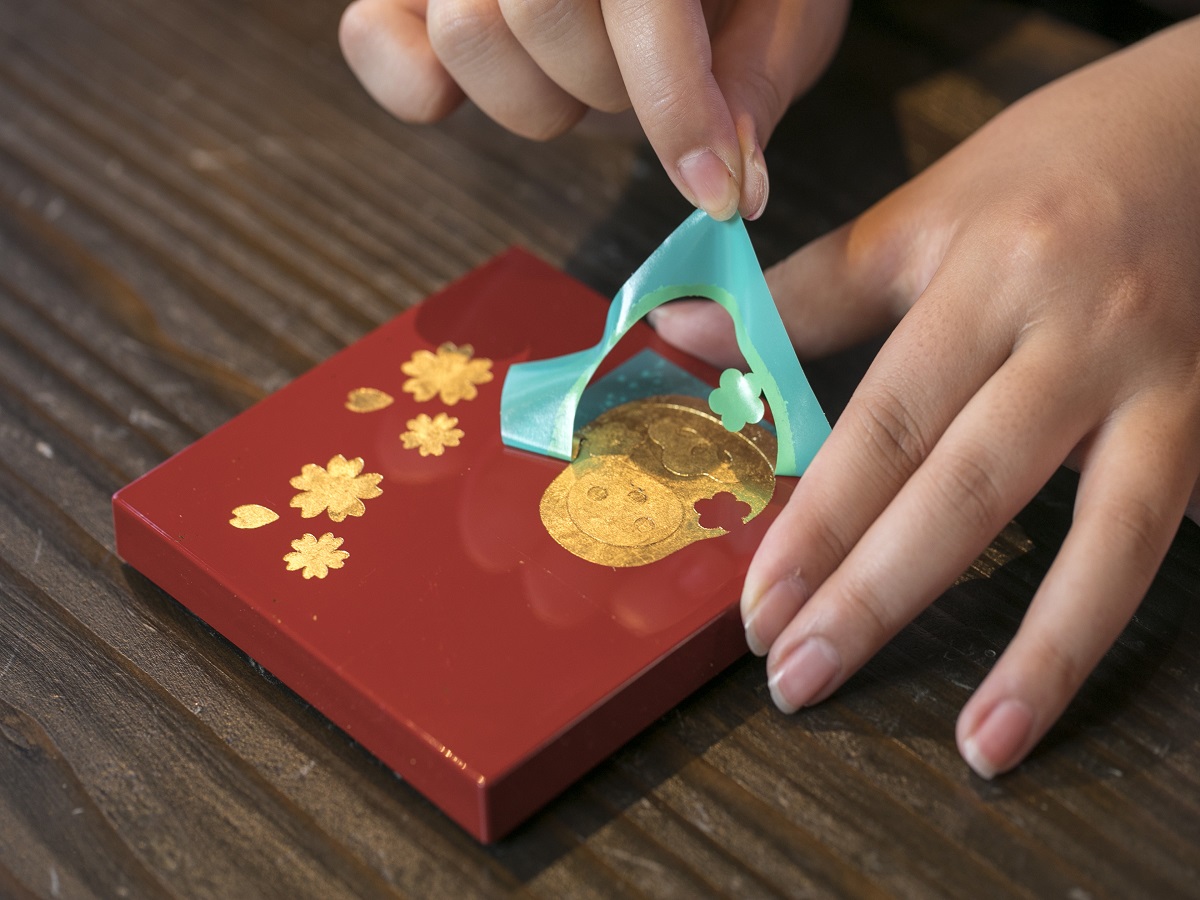 小物入れの金箔貼り体験