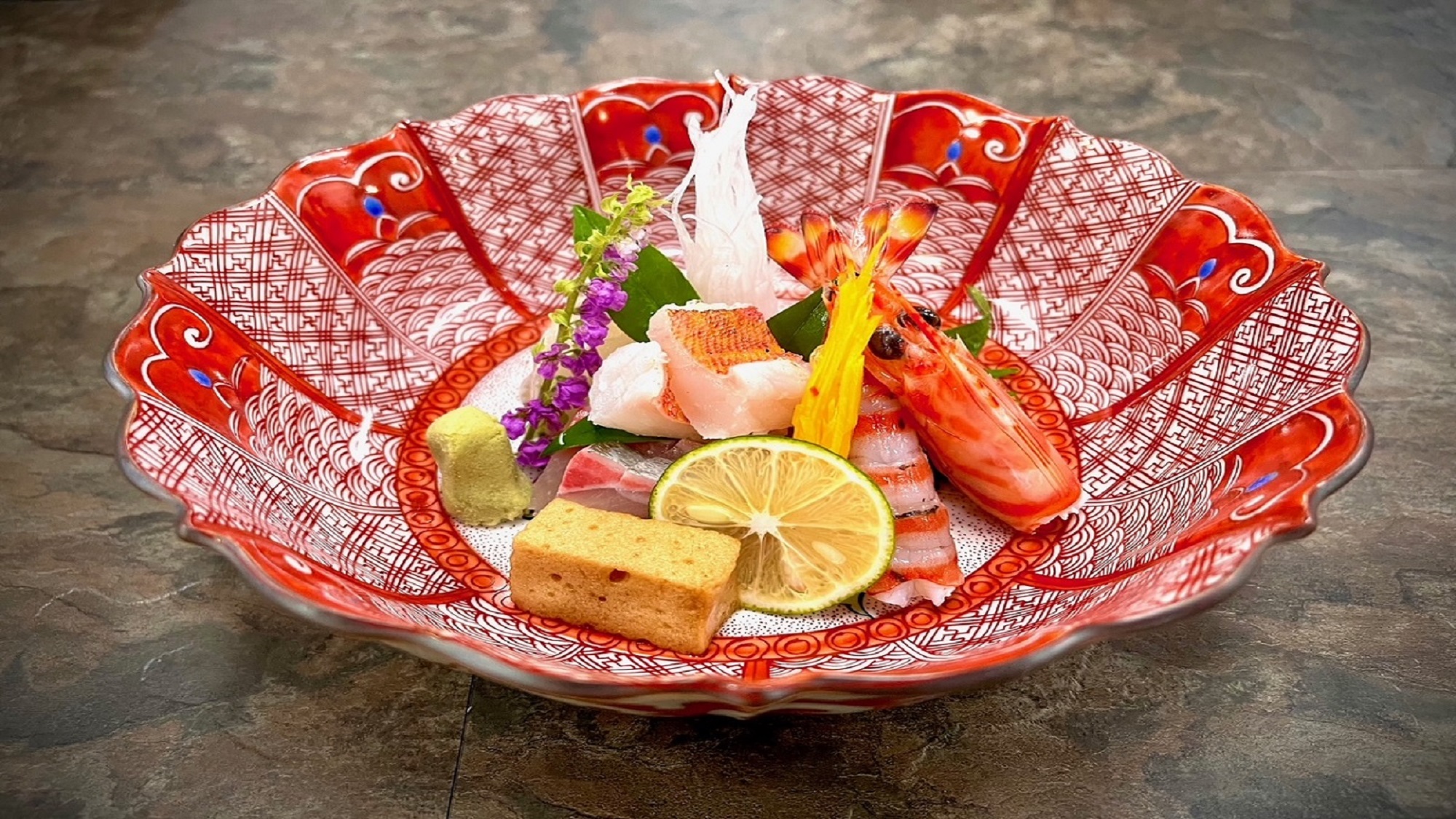 九谷焼の器と当館自慢の会席料理の融合