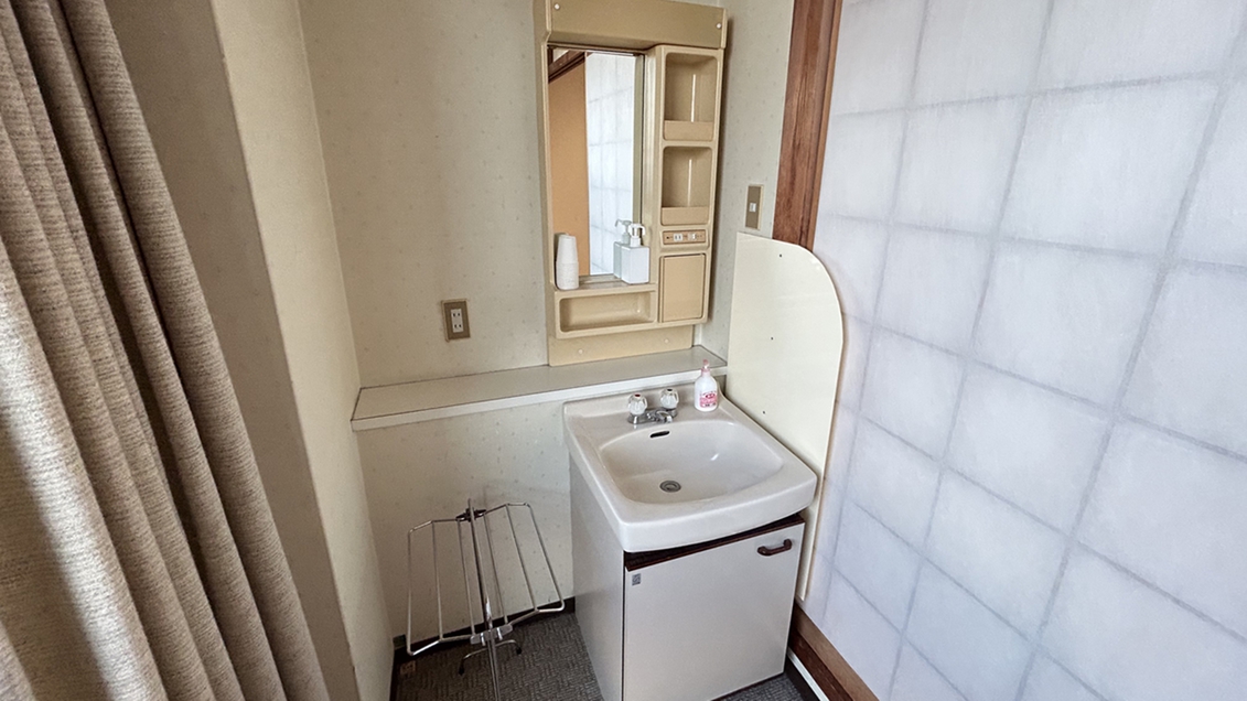 *【新館】和室10畳 一例。新館の客室には洗面台が設置されております。