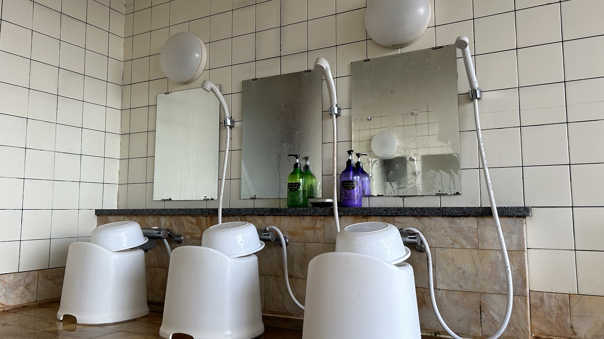 *【男性風呂】大浴場内のシャワーは6基ご用意しております。譲り合ってご利用ください。