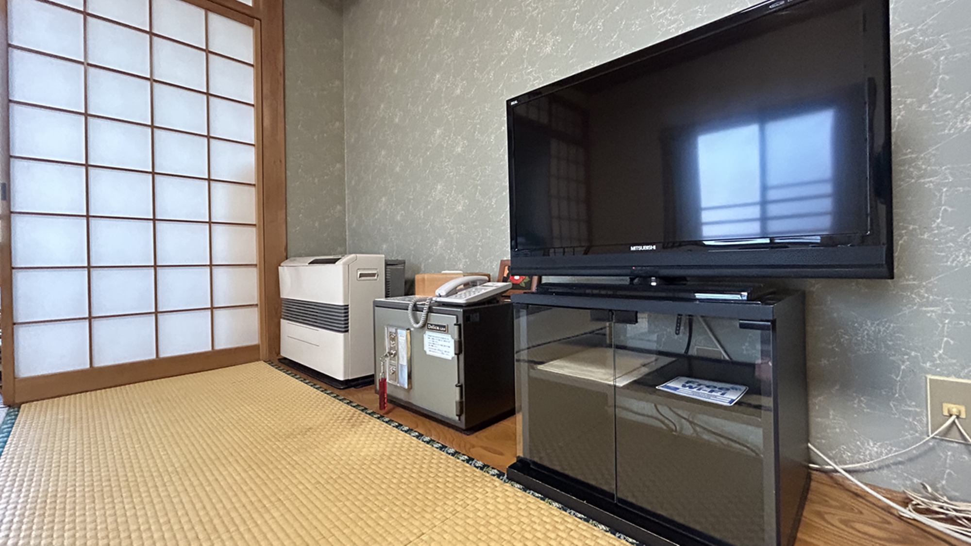 *【新館】和室10畳 一例。テレビや金庫など、基本的な設備えお取り揃えております。