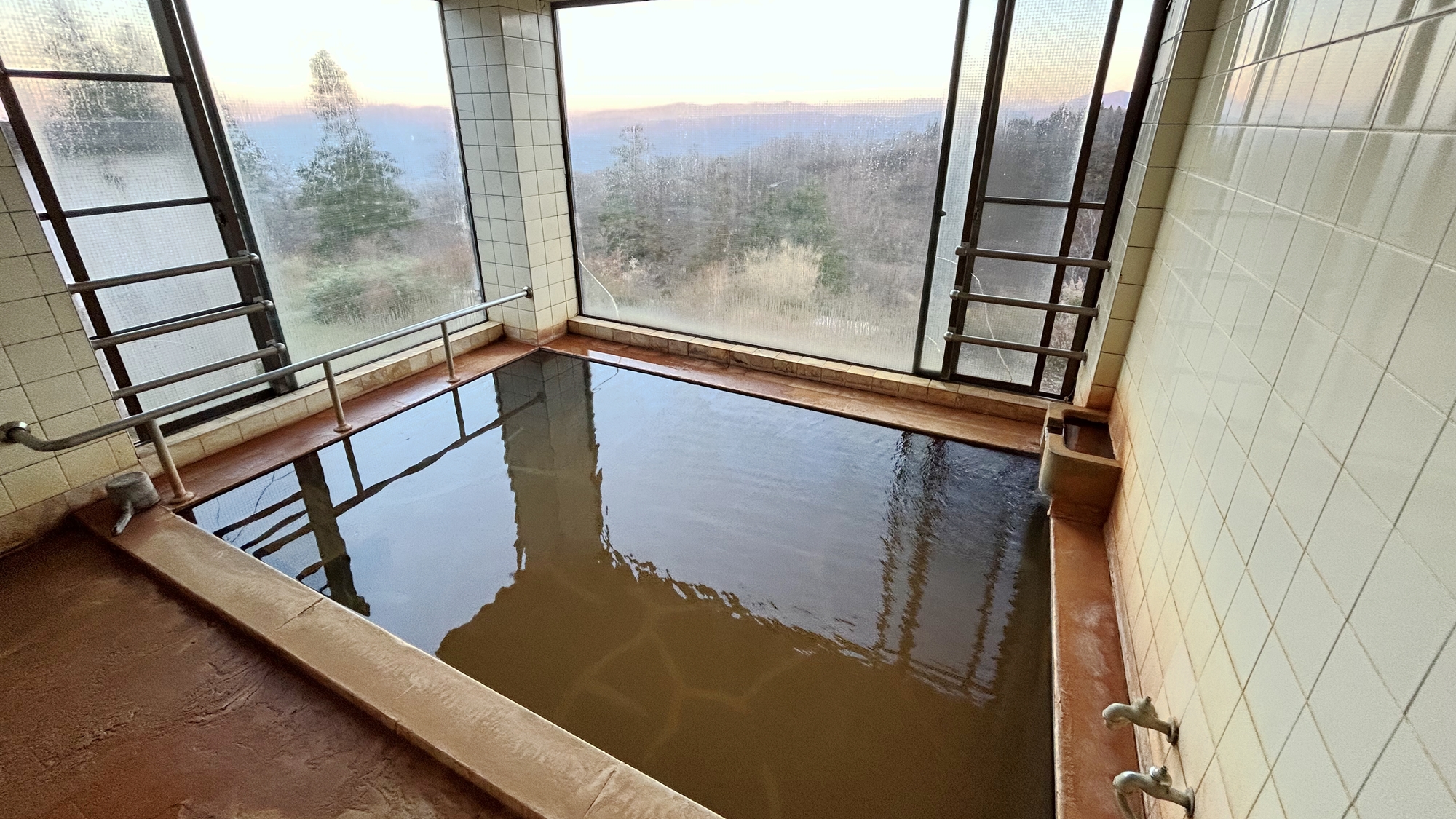 *夕焼けに照らされた山々は非常に美しいです。