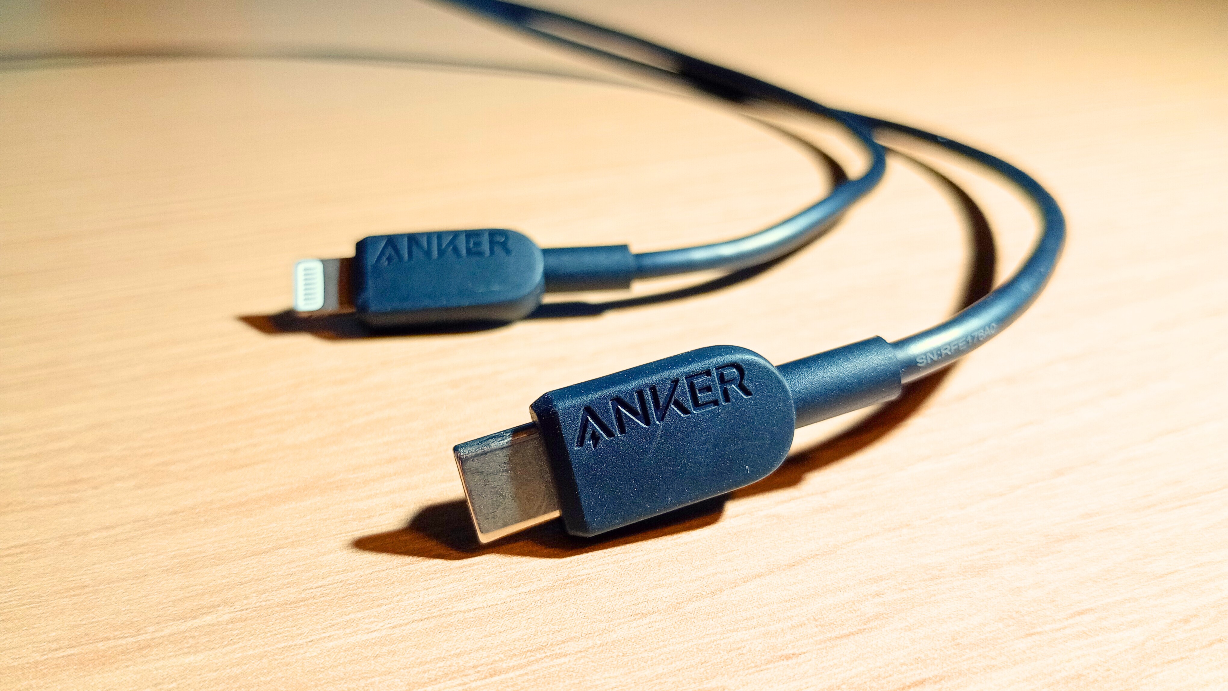 USB-C to Lightningケーブル(ビジネスコンセプトルーム備品)