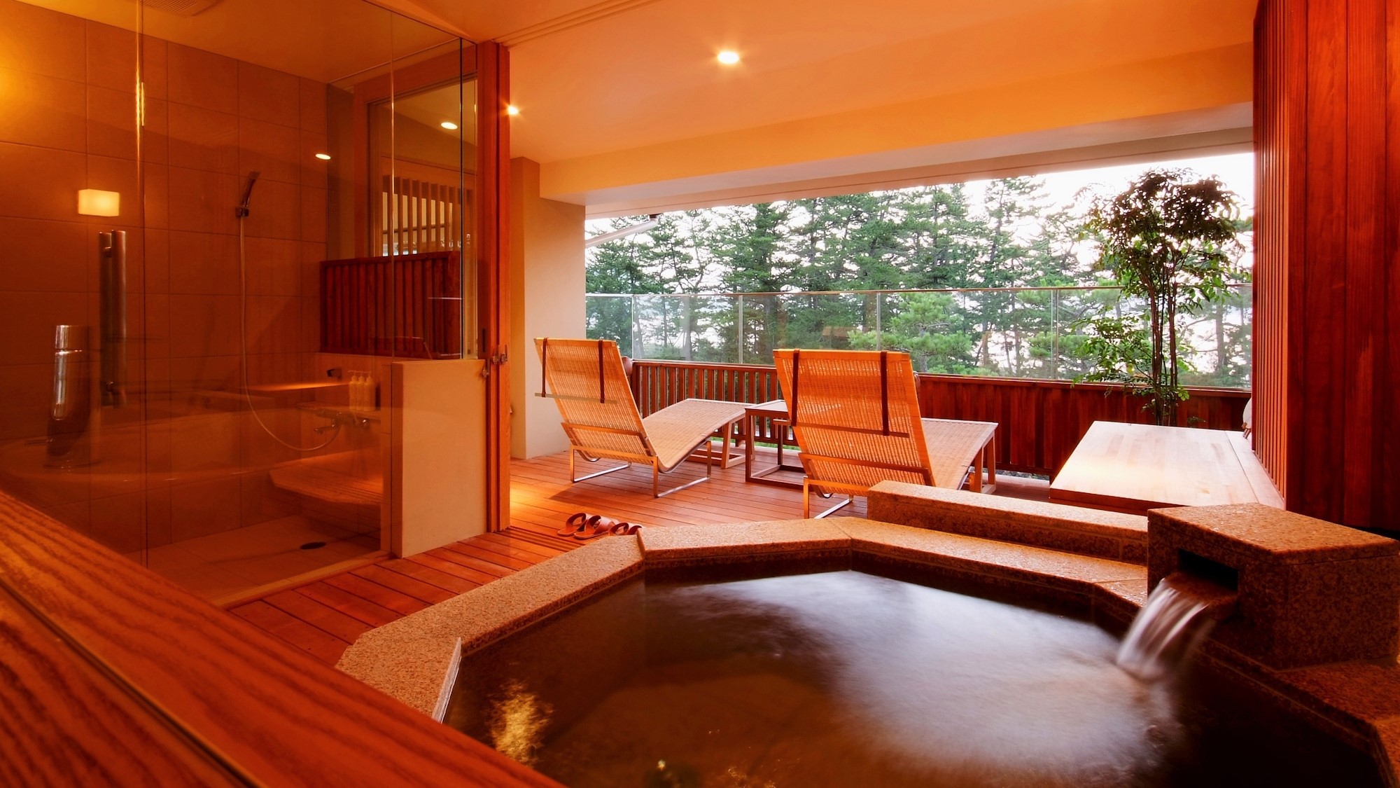 【特別室】客室露天風呂と、オープンテラス。刻々と移り変わる天橋立の景色をお楽しみ下さい。