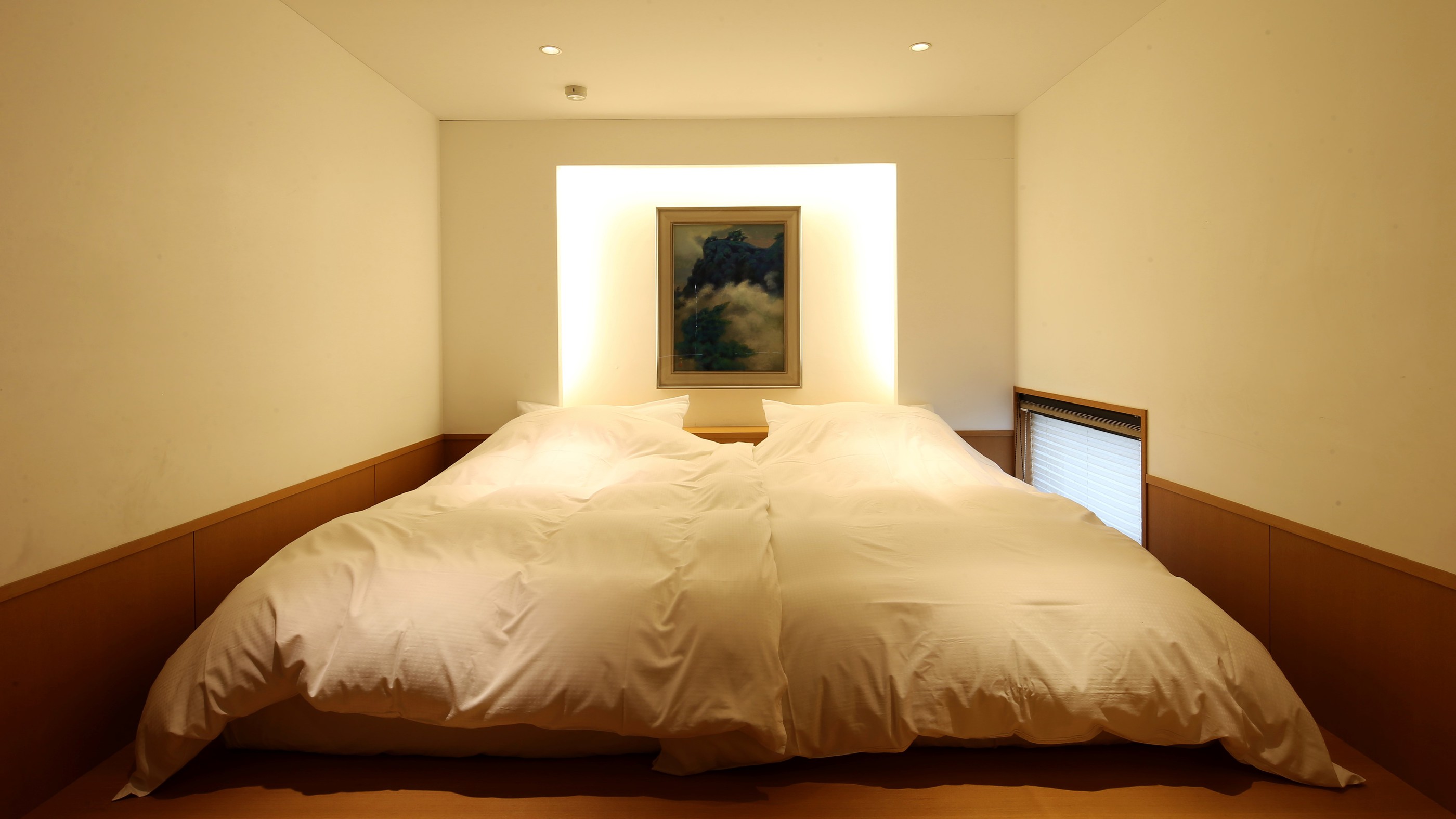 【特別室　風のみどり】特別室の寝室。シモンズ製のベットがあなたの快適な眠りをお約束。