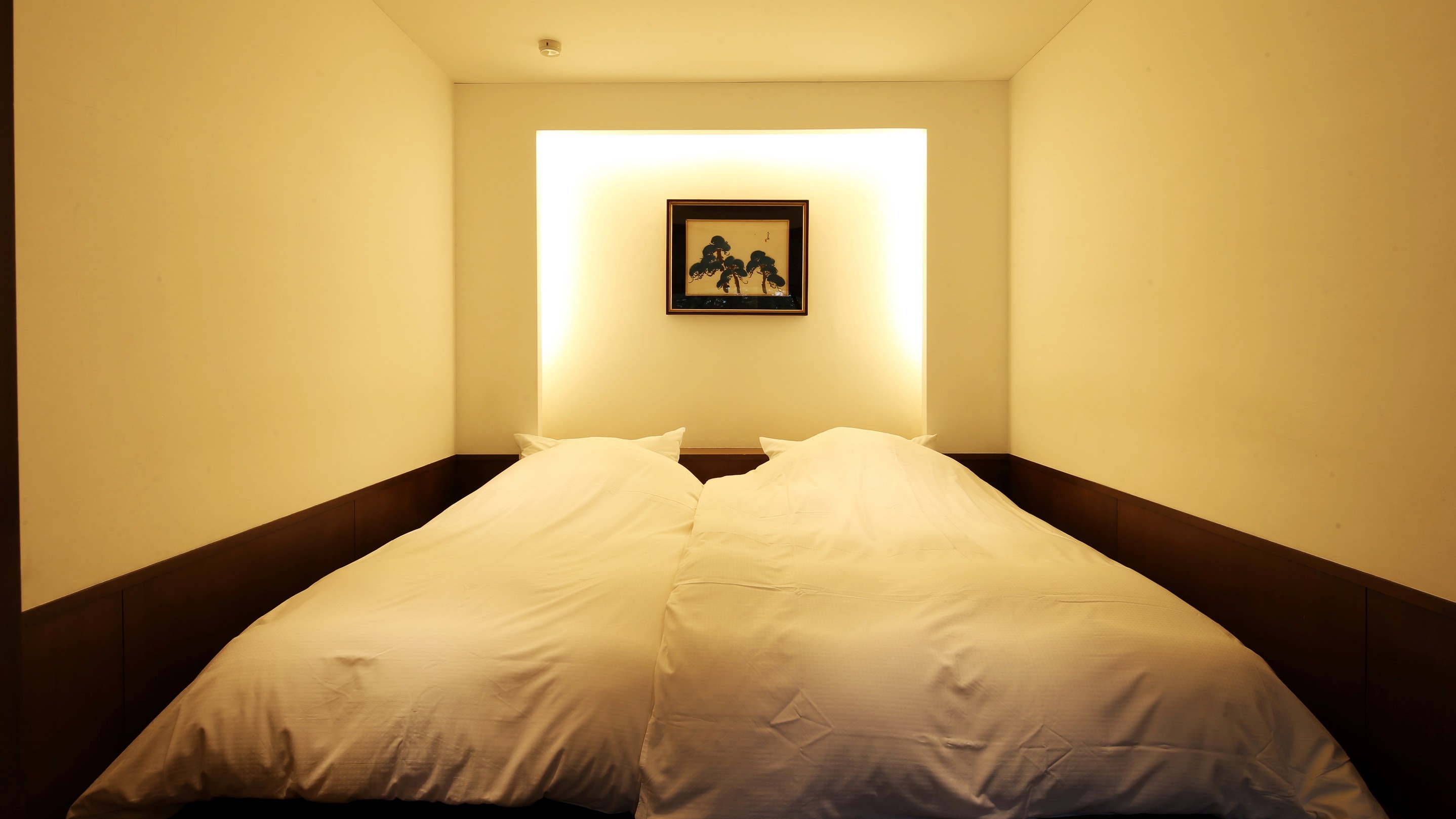 【特別室　空のみどり】こだわりの寝具（シモンズ製カスタムロイヤル）で上質な眠りを。