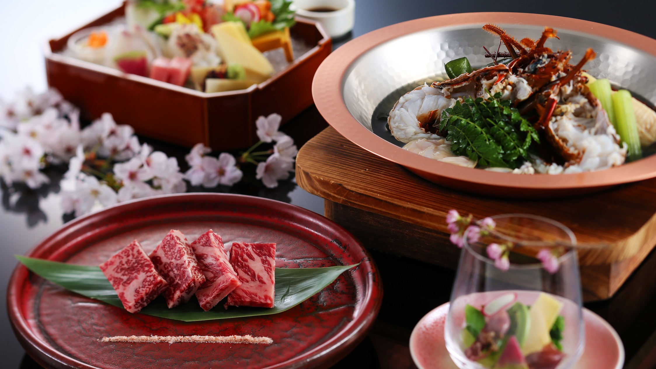 【春の特選会席】繊細な香りと色彩が季節の訪れを感じさせます。