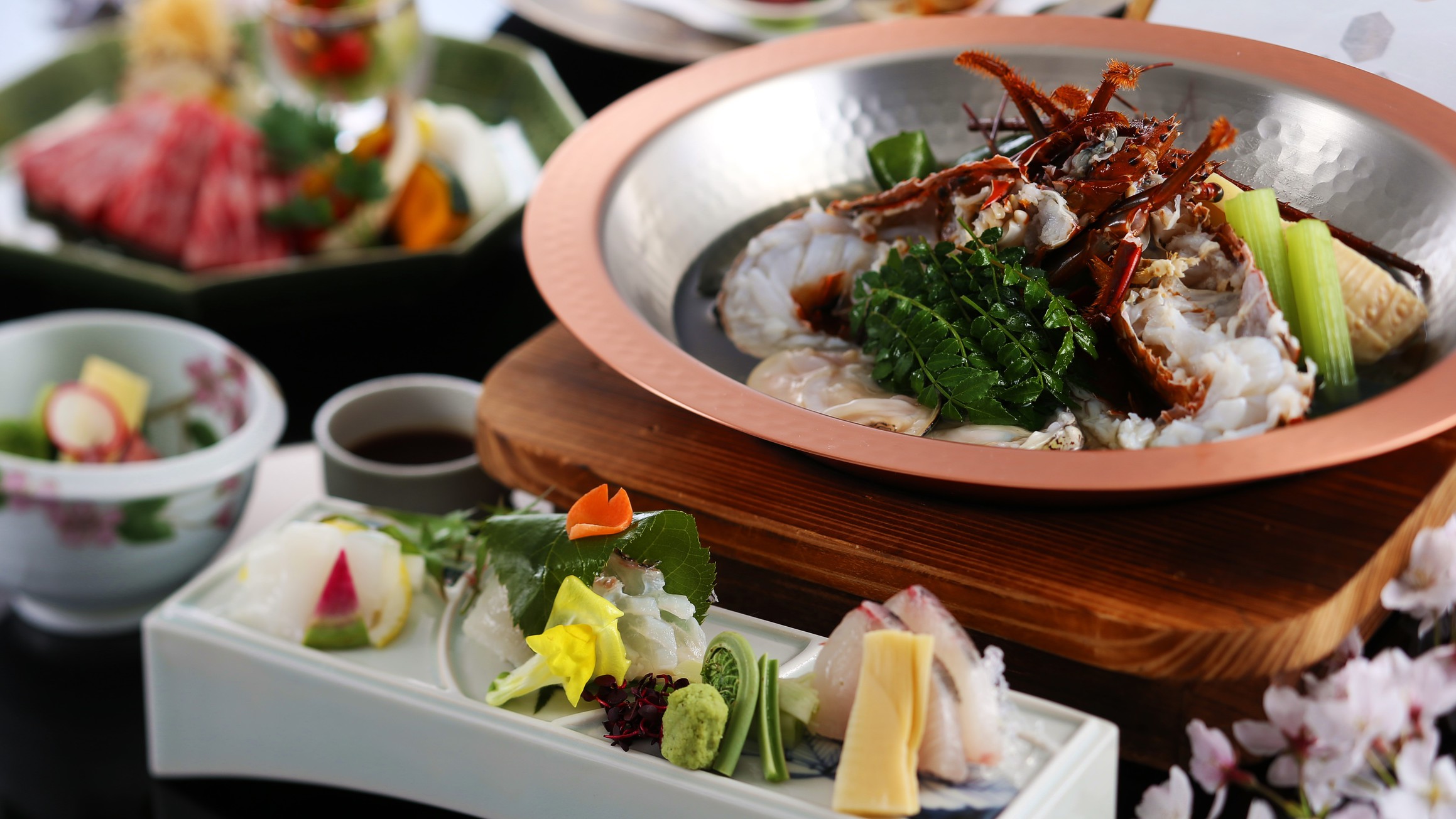【春　料理一例】春野菜や桜鯛といった当地の春の味覚や、伊勢海老など贅沢な味覚をごゆっくりご賞味下さい