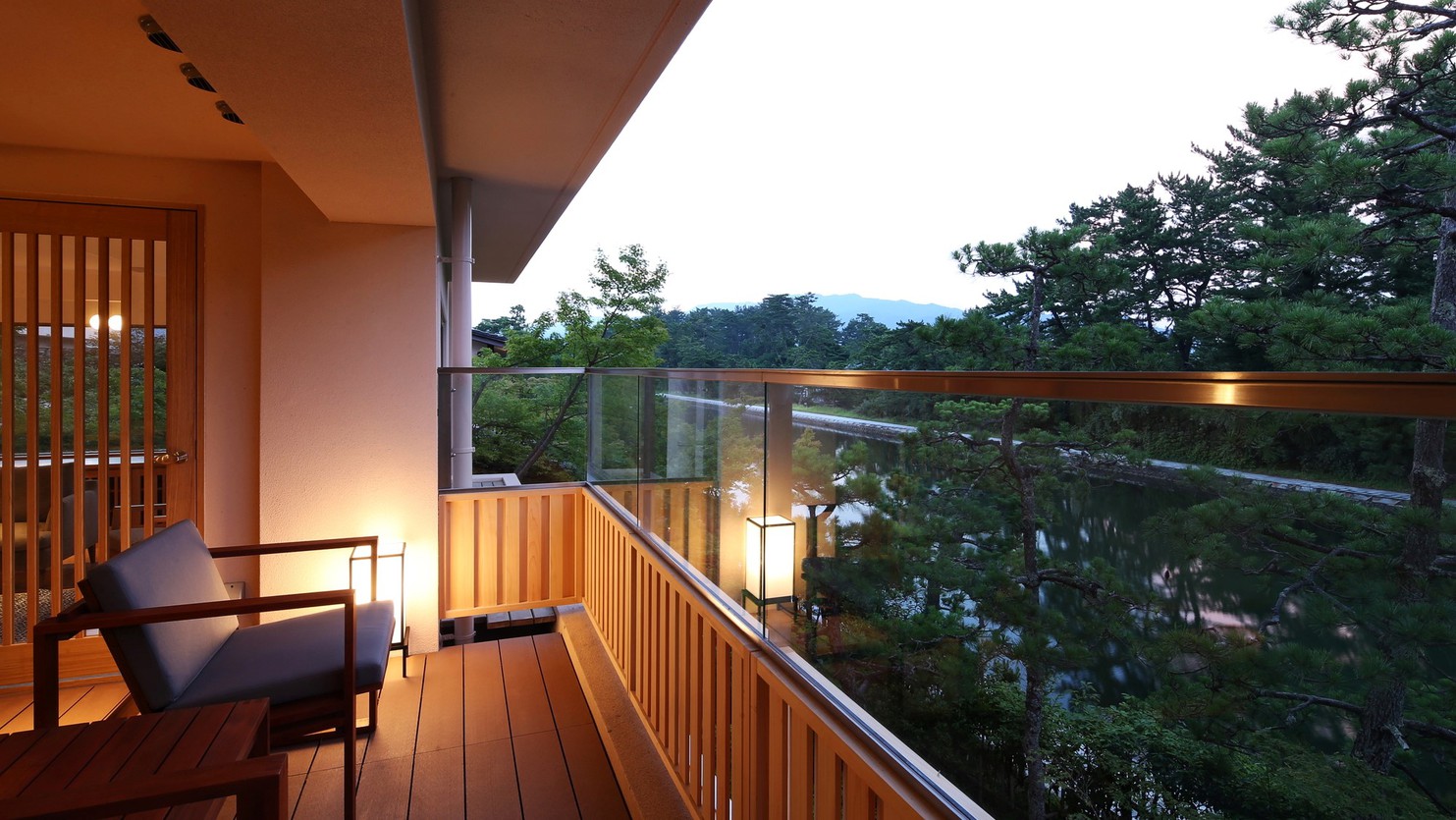 【特別室 海のみどり】天橋立と運河沿いの文珠荘。行き交う船を客室からお楽しみください。