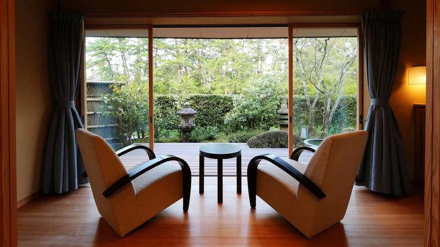 【雪舟】窓の向こうに広がる日本三景「天橋立」と運河、 現代的な和の空間が調和した客室。