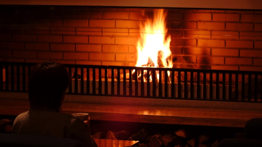 【ロビー】冬は暖炉に灯を。炎の温もりに包まれて、時を忘れるひと時をどうぞ