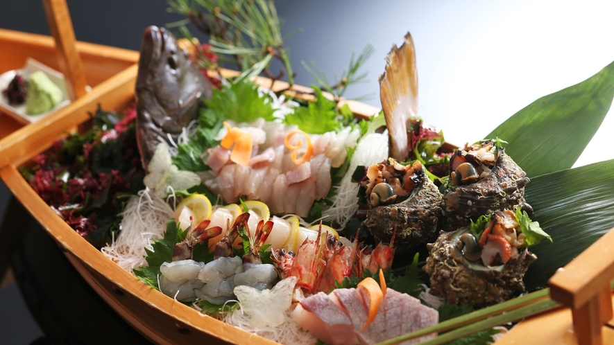 【料理一例】海鮮舟盛り　新鮮な丹後の味覚の数々をお楽しみ下さい。