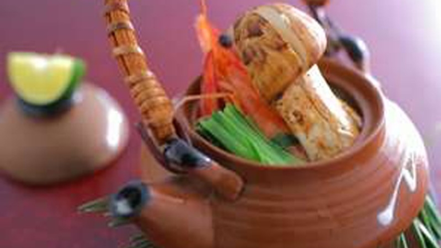 【料理一例】秋の定番　松茸の土瓶蒸し