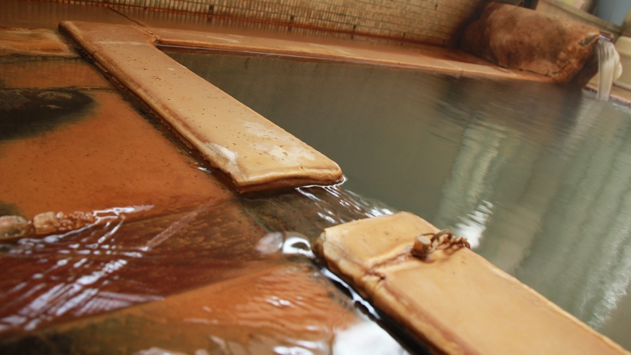 #温泉・源泉貸切風呂_24時間利用できる自家源泉のお風呂も贅沢なかけ流し。