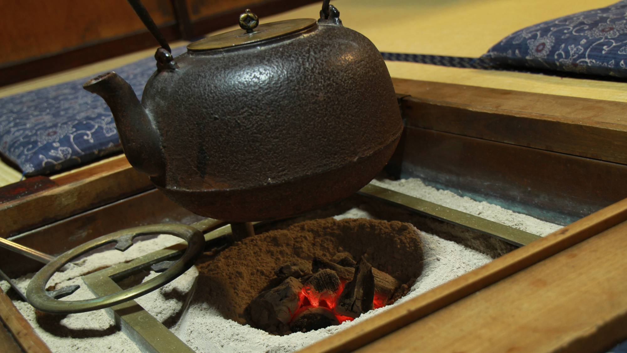 #館内_囲炉裏の火に癒されながら歴史ある温泉を楽しむ…