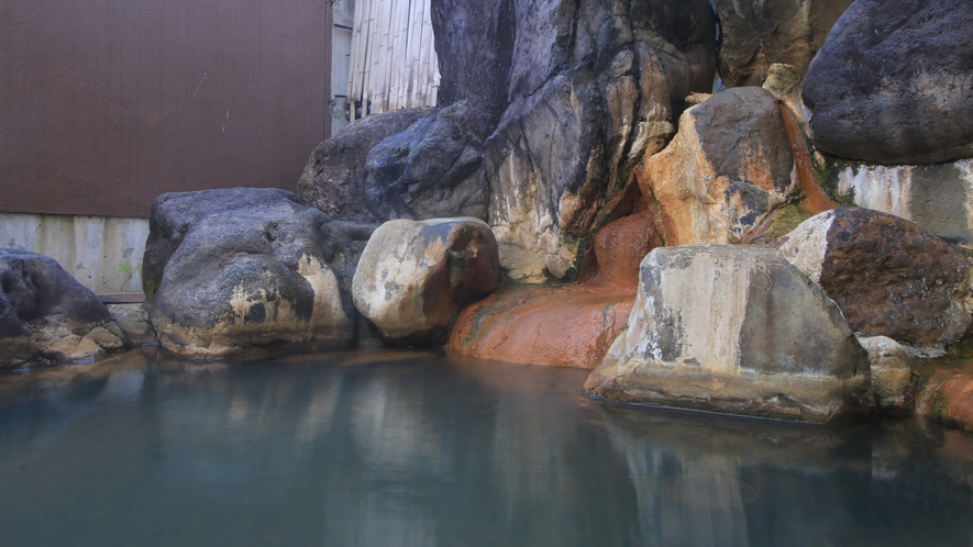 #温泉_露天岩風呂_1,200年以上の歴史を持つ秘湯を源泉かけ流しで楽しめる露天風呂です。